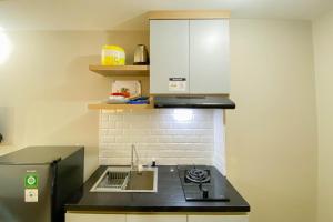 Homey and Well Furnished Studio Gateway Park LRT City Jatibening Apartment By Travelio