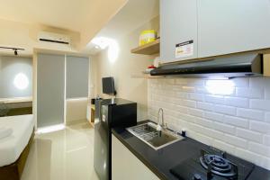 Homey and Well Furnished Studio Gateway Park LRT City Jatibening Apartment By Travelio