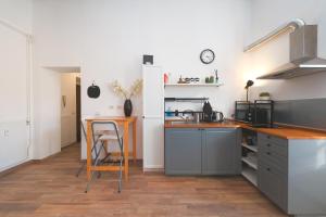 Elenas Apartment - Piramide Metro Station