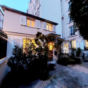 Small duplex house in Batignolles