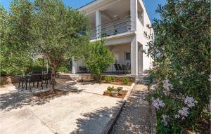 2 Bedroom Cozy Apartment In Zaboric