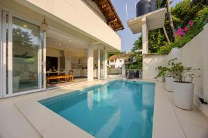 ELIVAAS 4 BHK Villa near Beach with Private Pool & Bar - Casa Boa Vida