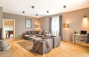 Gorgeous Home In Trosti With Jacuzzi 