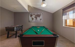 Gorgeous Home In Trosti With Jacuzzi 