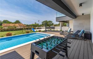 Cozy Home In Valbandon With Wifi 