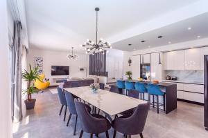 "Casa Mia" Luxury villa with heated swimming pool with jacuzzi