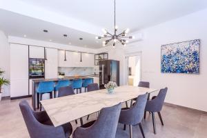 "Casa Mia" Luxury villa with heated swimming pool with jacuzzi