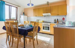 Awesome Apartment In Vinkuran With Wifi