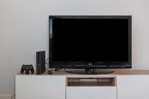 Modern Nomads Spacious Modern 2BR Urban Retreat with View