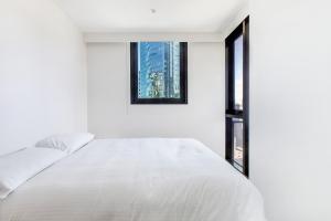 Modern Nomads Spacious Modern 2BR Urban Retreat with View