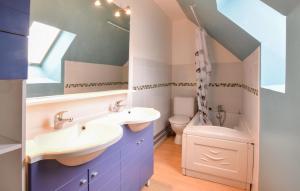 Maisons de vacances Beautiful Home In Auberville With Wifi : photos des chambres