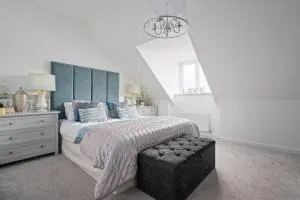 3x Double Beds with Driveway Parking and PS4 by Vista Stays Short Lets Glasgow Scotland - Steps