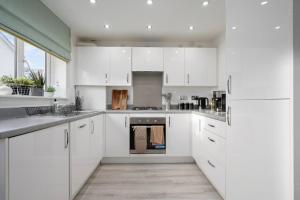 3BDR House By Vista Stays Short Lets & Serviced Accommodation Glasgow Scotland With Driveway Parking and PS4