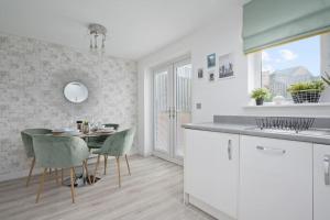 3BDR House By Vista Stays Short Lets & Serviced Accommodation Glasgow Scotland With Driveway Parking and PS4