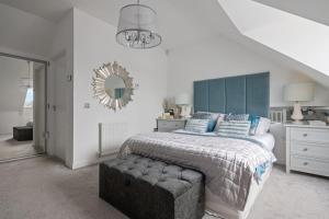 3BDR House By Vista Stays Short Lets & Serviced Accommodation Glasgow Scotland With Driveway Parking and PS4