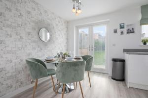 3BDR House By Vista Stays Short Lets & Serviced Accommodation Glasgow Scotland With Driveway Parking and PS4