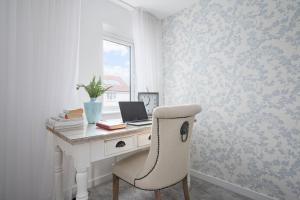 3BDR House By Vista Stays Short Lets & Serviced Accommodation Glasgow Scotland With Driveway Parking and PS4