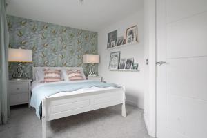 3BDR House By Vista Stays Short Lets & Serviced Accommodation Glasgow Scotland With Driveway Parking and PS4