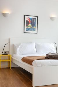 2 Bed Apartment London - 4 local train stations!