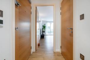2 Bed Apartment London - 4 local train stations!