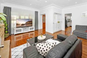 3-Bedroom House near Train Station with Netflix