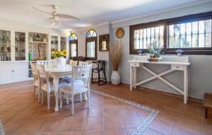 Stunning Home In Chiclana De La Fronter