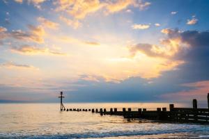 Chalet With Free Wifi At Rainbows End Near A Lovely Norfolk Beach Ref 31002R