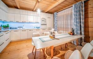 Lovely Apartment In Ratulow With Wifi