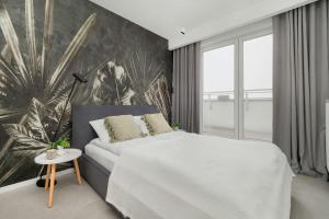 Elegancki Apartament z Klimatyzowanym Salonem, Wanną i Parkingiem w Centrum Łodzi by Renters Prestige