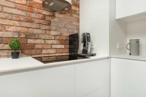 Elegancki Apartament z Klimatyzowanym Salonem, Wanną i Parkingiem w Centrum Łodzi by Renters Prestige