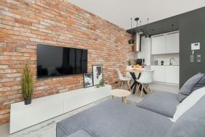 Elegancki Apartament z Klimatyzowanym Salonem, Wanną i Parkingiem w Centrum Łodzi by Renters Prestige