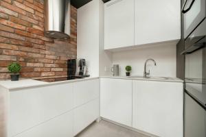 Elegancki Apartament z Klimatyzowanym Salonem, Wanną i Parkingiem w Centrum Łodzi by Renters Prestige