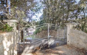 Maisons de vacances 4 Bedroom Lovely Home In Azilone Ampaza : photos des chambres