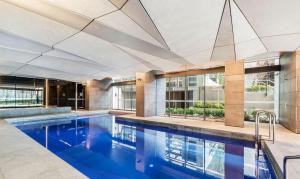 High-Rise 2BR Apt CBD I Pool, Gym & Prime Location
