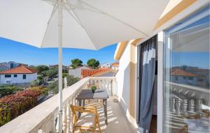 2 Bedroom Nice Apartment In Rogoznica 