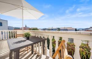 2 Bedroom Nice Apartment In Rogoznica 