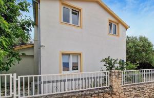 2 Bedroom Nice Apartment In Rogoznica