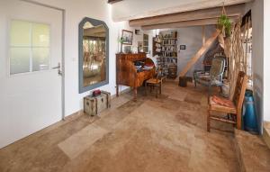 Maisons de vacances Stunning Home In Cabrieres-D-aigues : photos des chambres