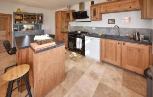 Maisons de vacances Stunning Home In Cabrieres-D-aigues : photos des chambres