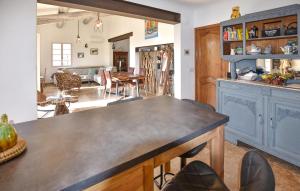 Maisons de vacances Stunning Home In Cabrieres-D-aigues : photos des chambres