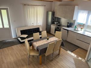 Căsuță la țară - liniște și viață rurală cotidiană