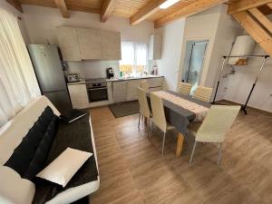 Căsuță la țară - liniște și viață rurală cotidiană