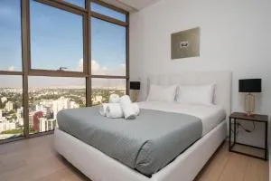 City Center 2BR Flat, 26th Floor View, Pool & Gym - Nicosia