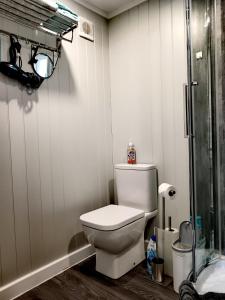 Peaceful 2-bedrooms guesthouse, Sleep 4, Parking, Private entrance, Heating, AirCon, SuperFast Wifi