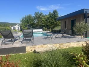 Appart'hotels Appart-hotel n 2 calme avec vue sur la piscine, petit-dejeuner, terrasse et parking : photos des chambres