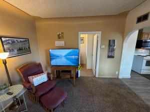 Barbs and Bos Cozy Home with Office and Covered Parking