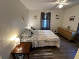 Barbs and Bos Cozy Home with Office and Covered Parking