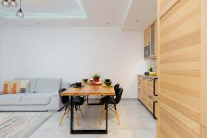 Bright Apartment with Parking and Remote Work in Warsaw Wola by Noclegi Renters