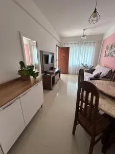 Apê 101 5 min praia Abricó Rio das Ostras 2 quartos 4 pessoas com área externa com churrasqueira e rede - Rio Dourado