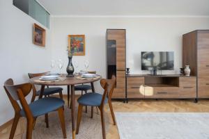 Elegant and Bright Apartment Graniczna near Ogród Saski by Noclegi Renters